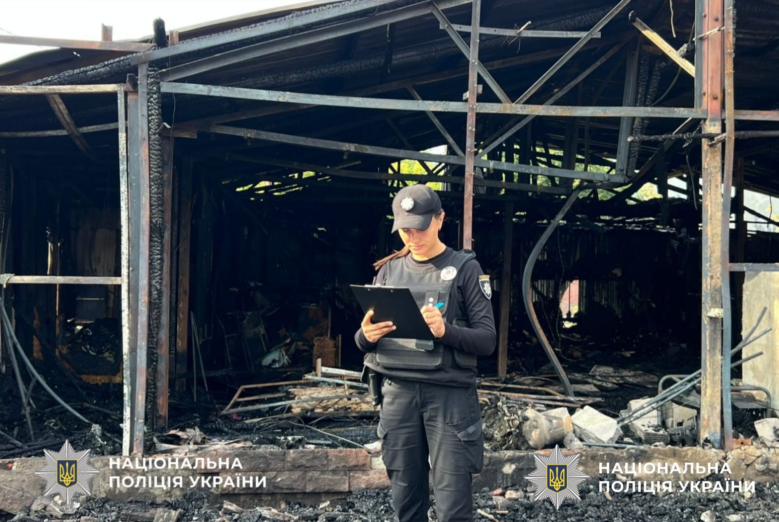 На фото поліцейська яка документує наслідки атаки.