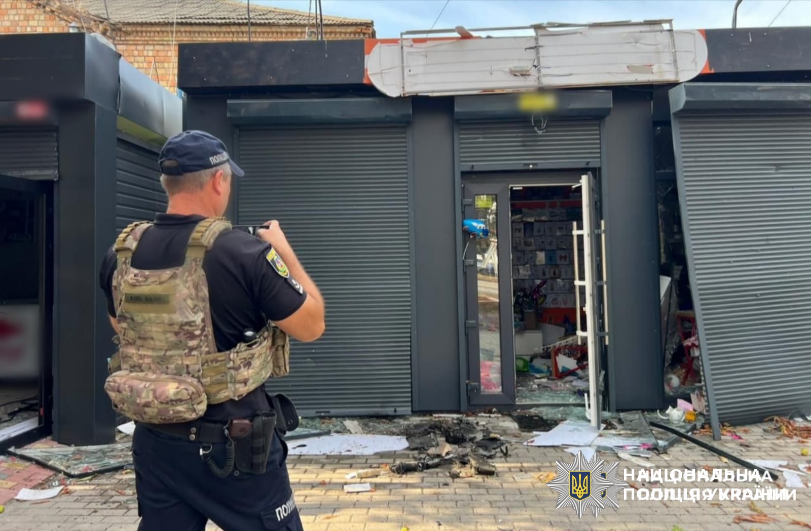 На фото поліцейський документує наслідки атаки.