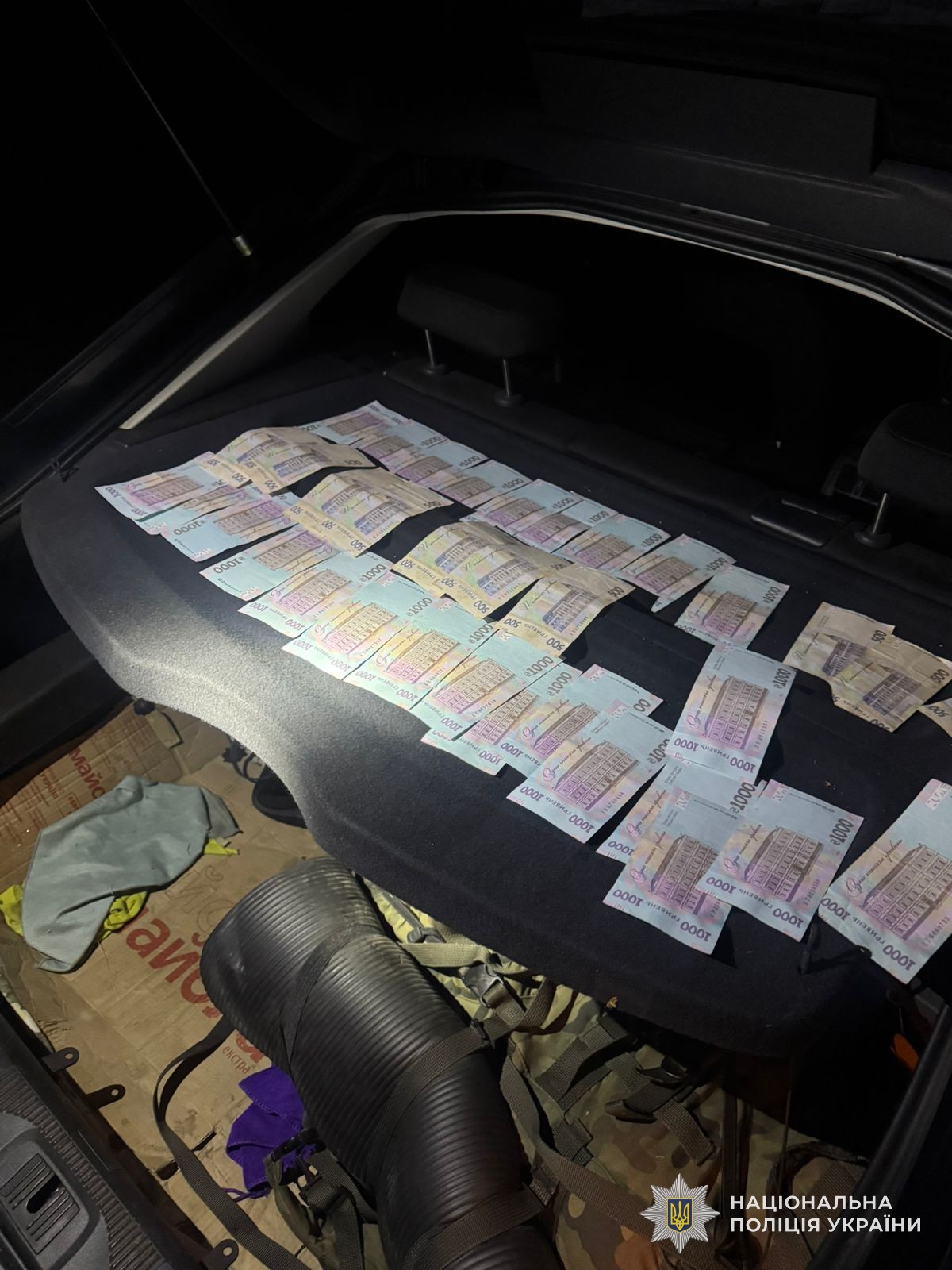 Попередньо встановлено, що фігурант був учасником схем незаконного переправлення військовозобов’язаних чоловіків через державний кордон України до країн Європи поза межами пунктів пропуску в умовах воєнного стану.