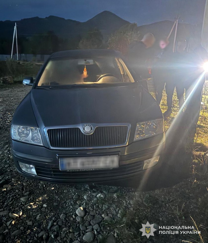 Попередньо встановлено, що фігурант був учасником схем незаконного переправлення військовозобов’язаних чоловіків через державний кордон України до країн Європи поза межами пунктів пропуску в умовах воєнного стану.