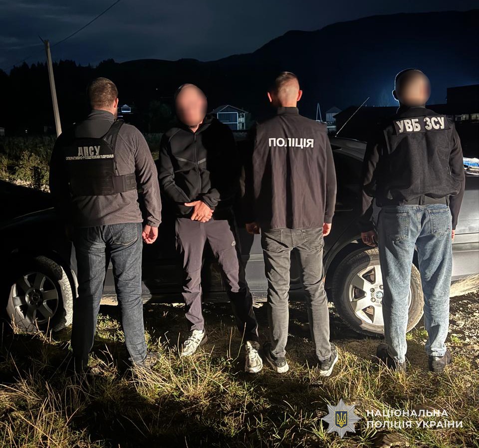 Попередньо встановлено, що фігурант був учасником схем незаконного переправлення військовозобов’язаних чоловіків через державний кордон України до країн Європи поза межами пунктів пропуску в умовах воєнного стану.