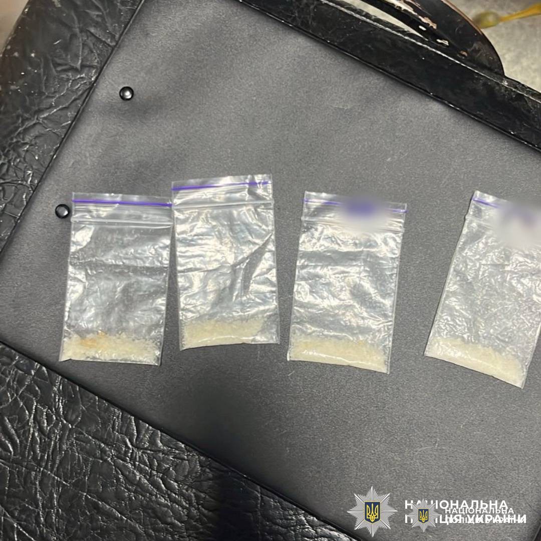 Поліцейські Харкова викрили чоловіка на збуті канабісу та амфетаміну