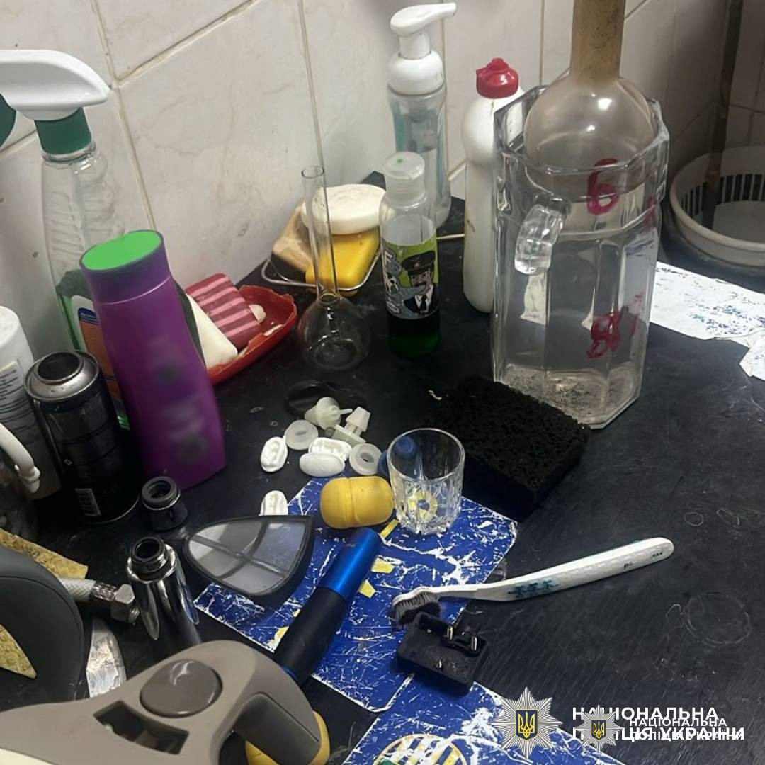 Поліцейські Харкова викрили чоловіка на збуті канабісу та амфетаміну