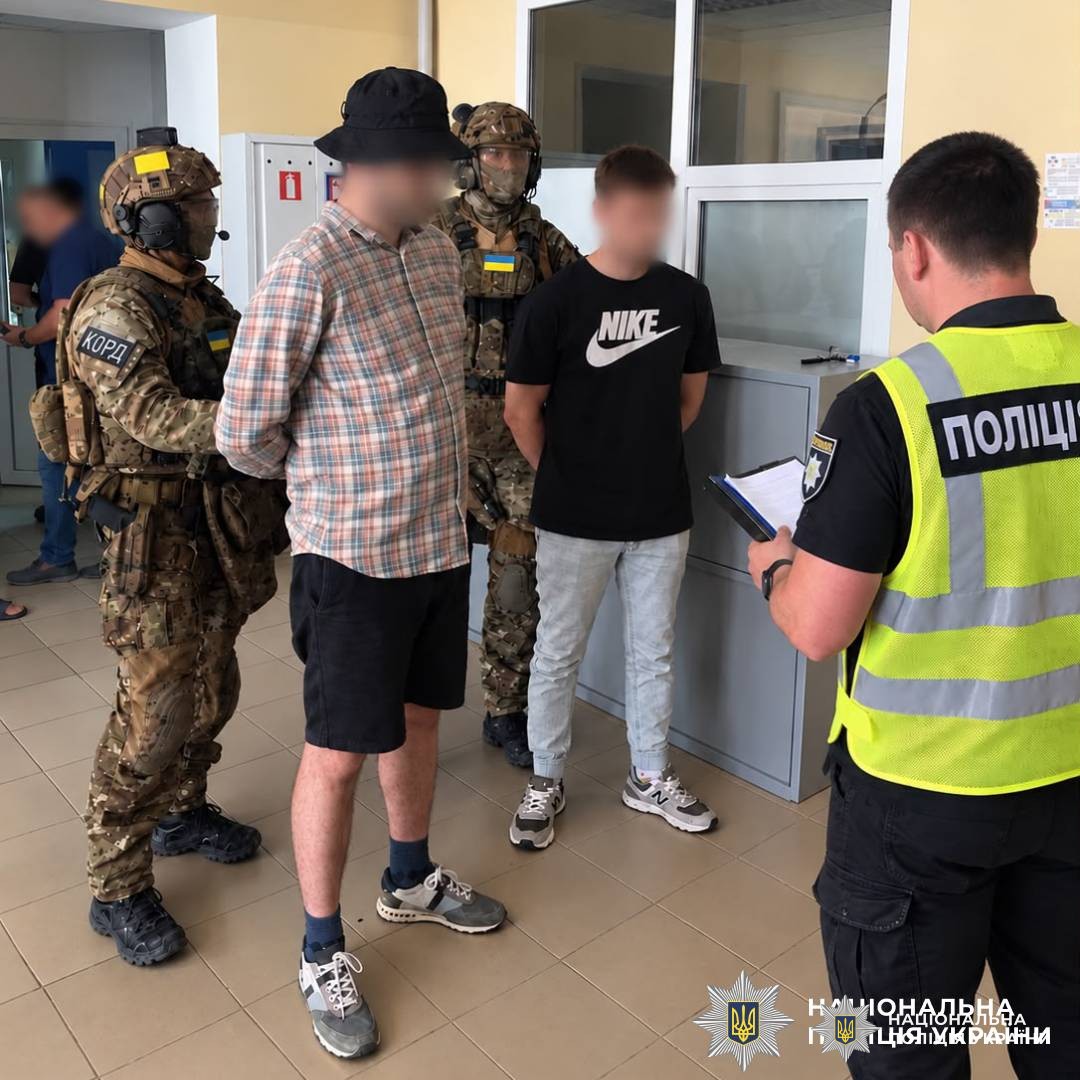 Поліцейські Харкова викрили чоловіка на збуті канабісу та амфетаміну