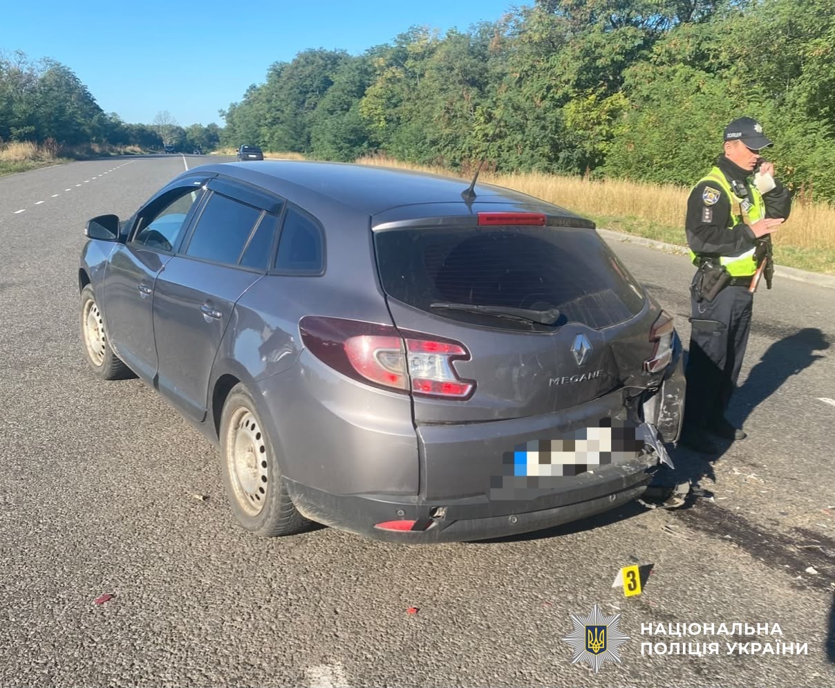 Пошкоджений автомобіль на місці ДТП