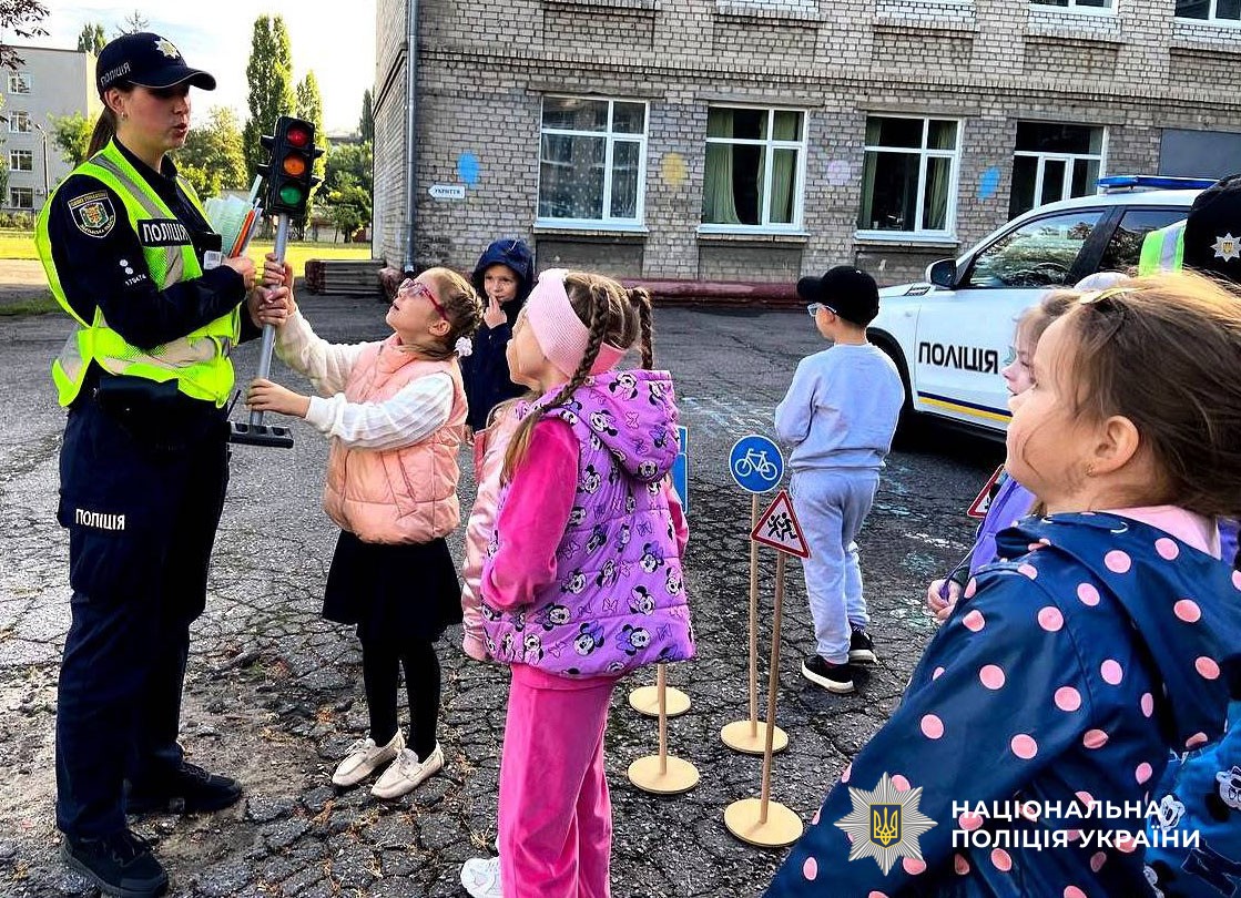 поліцейська навчає дітей правил дорожнього руху
