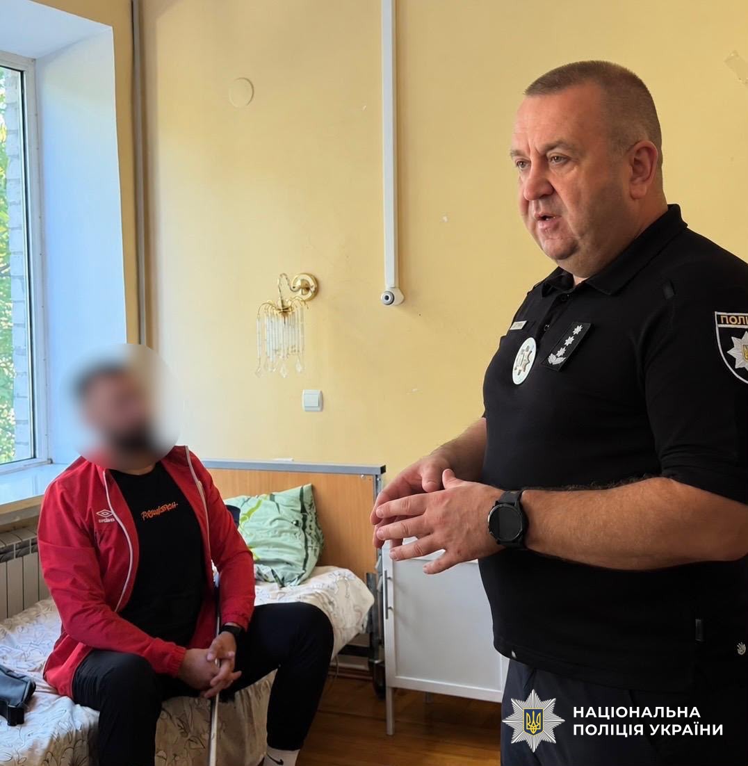 Керівник поліції відвідує пораненого