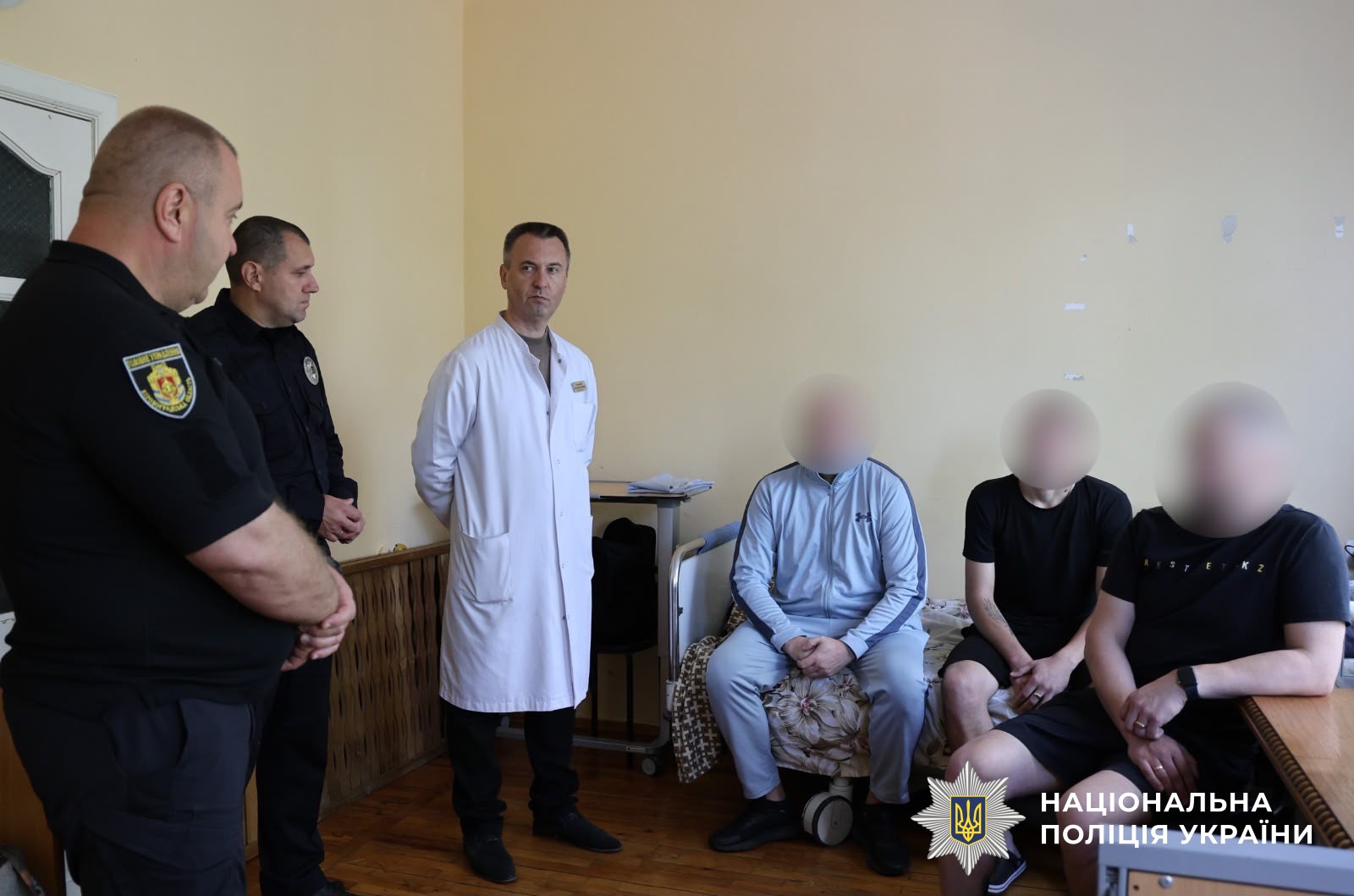 Керівництво поліції відвідує пораненого