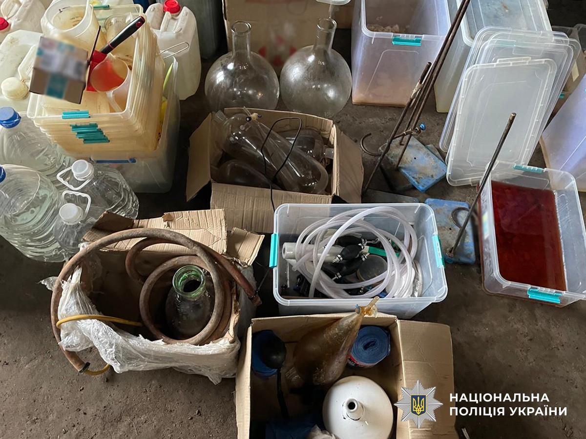 Підпільна нарколабораторія на колишній фермі на Житомирщині: вилучили кілька тонн речовин