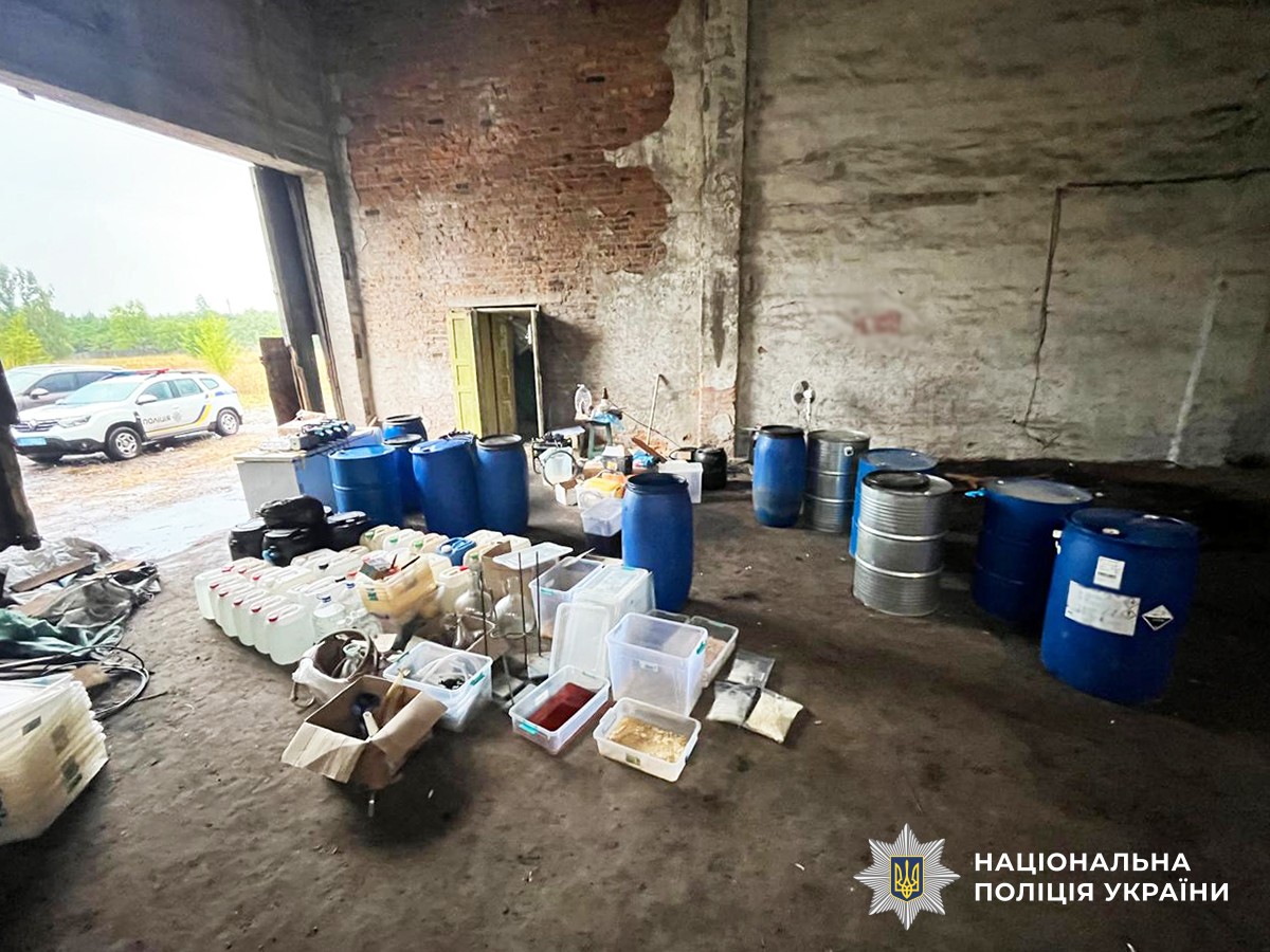 Підпільна нарколабораторія на колишній фермі на Житомирщині: вилучили кілька тонн речовин