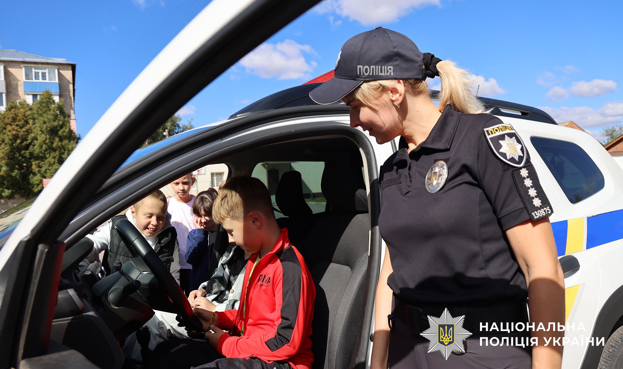 поліцейські навчають дітей правил дорожнього руху