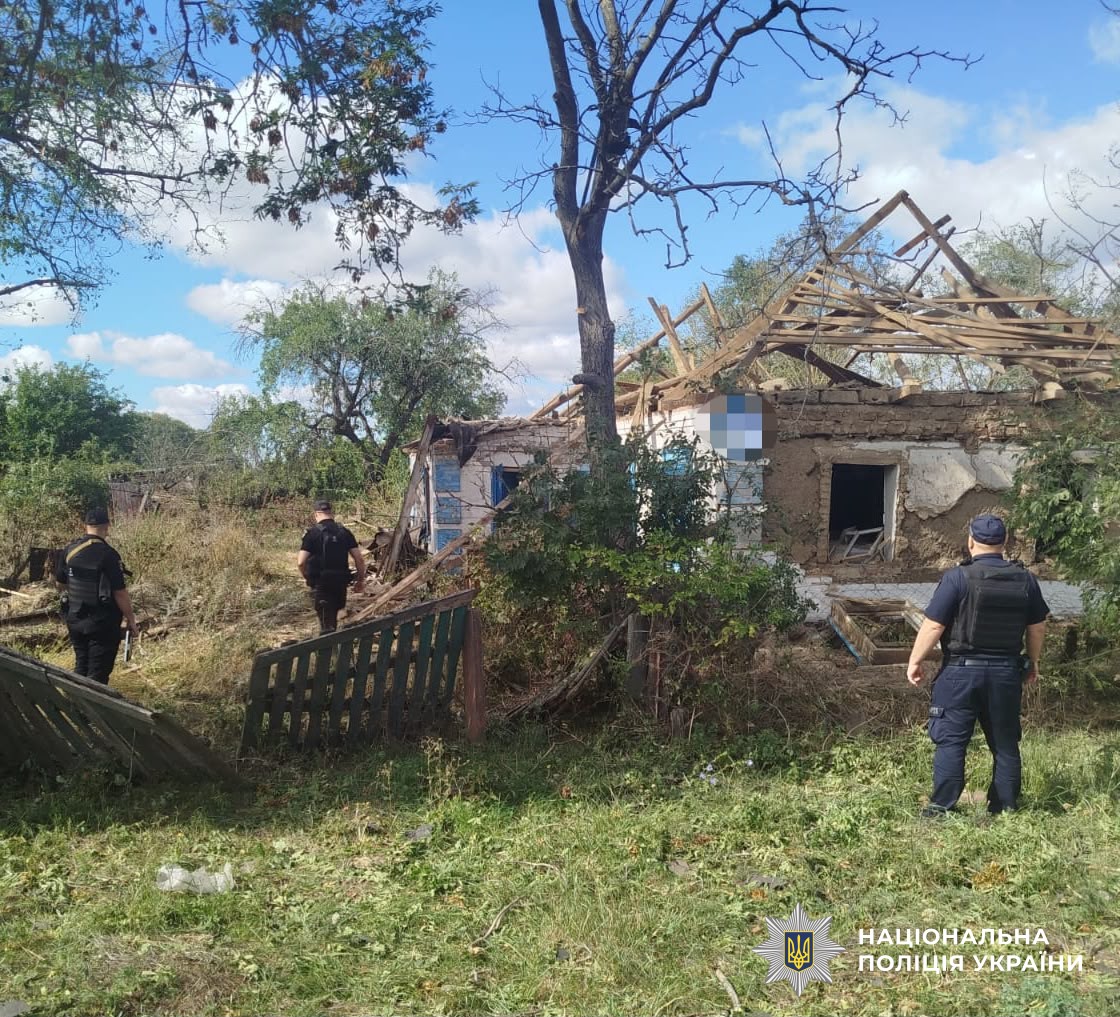 Поліцейські працюють на місцях ворожого удару