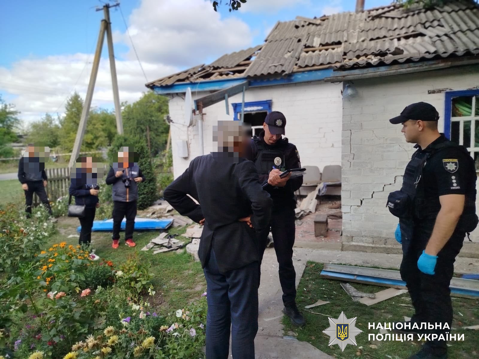 Поліцейські працюють на місці ворожого удару