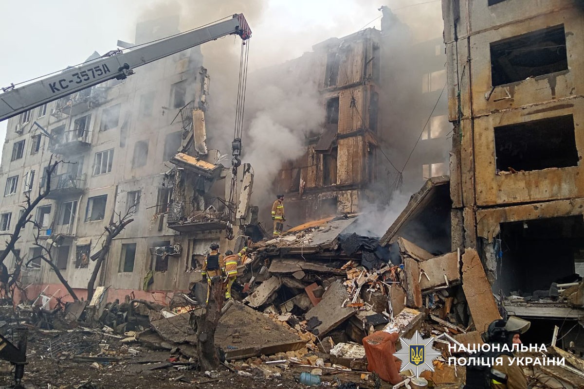 Зруйновано багатоповерхівку