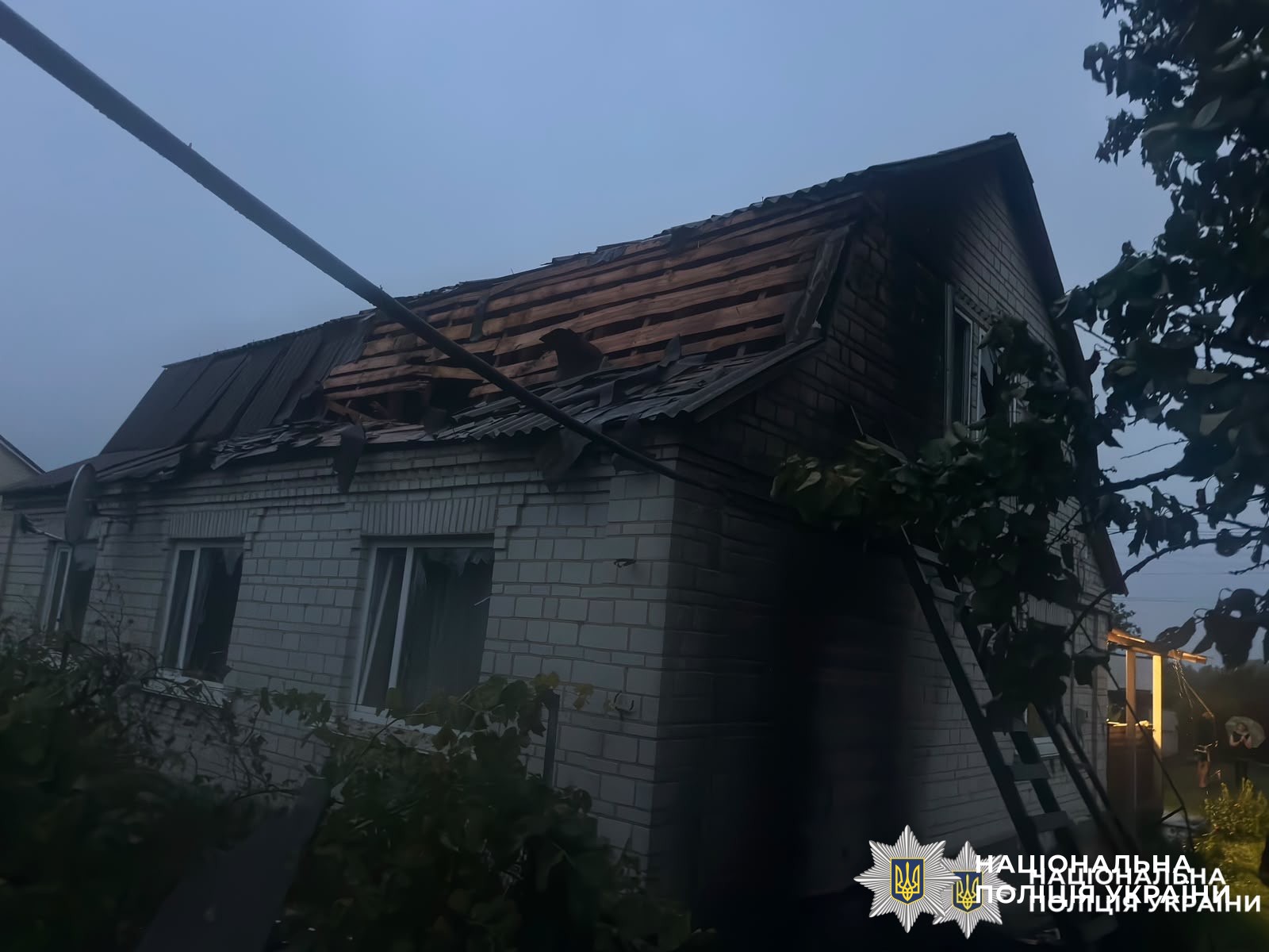 На фото зображений пошкоджений будинок