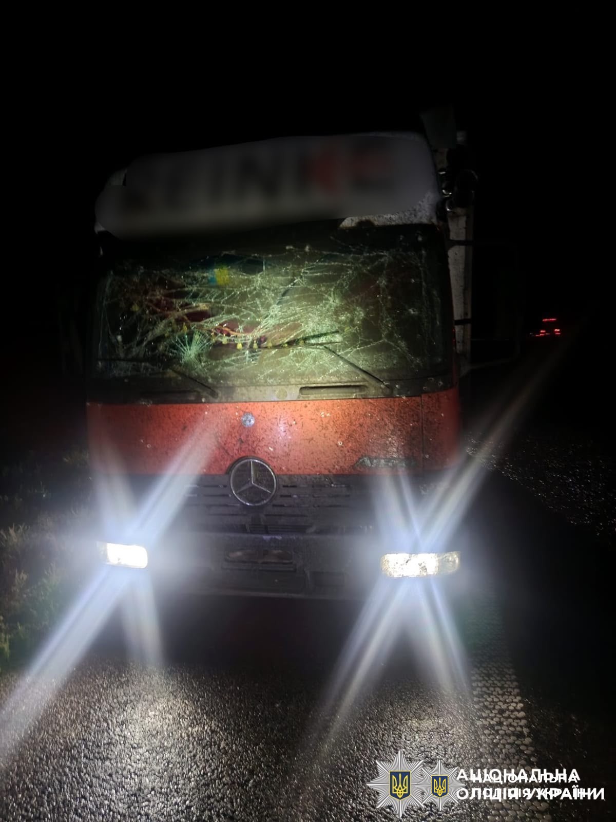 На фото зображений пошкоджений автомобіль