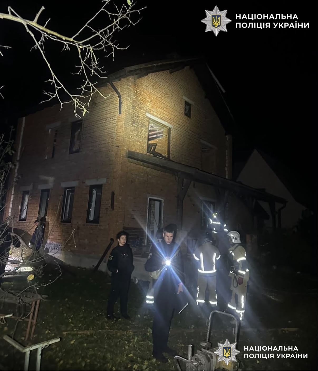 На фото правоохоронці документують наслідки атаки.