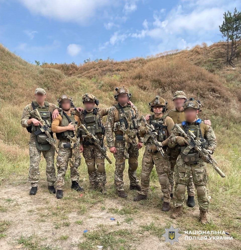 Поліцейський із побратимами
