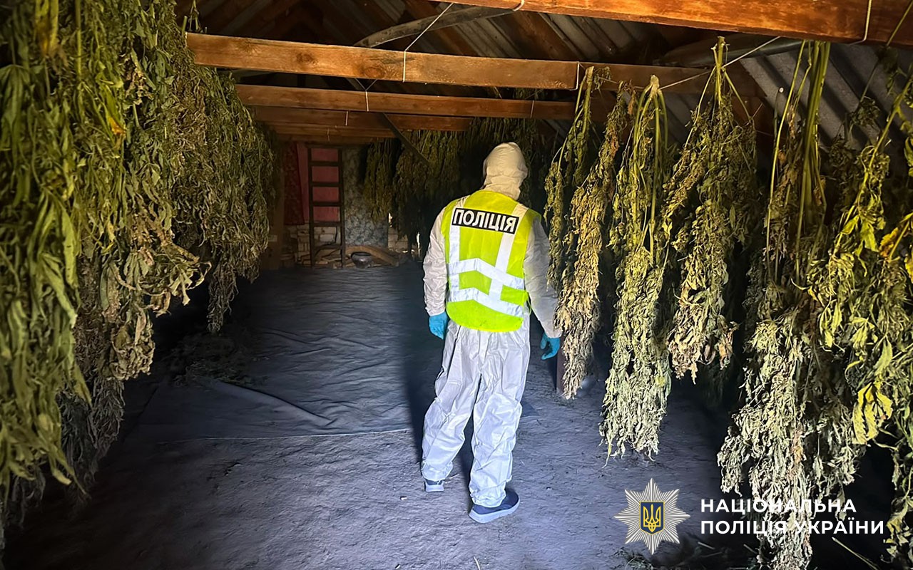 Поліцейський працює на місці події