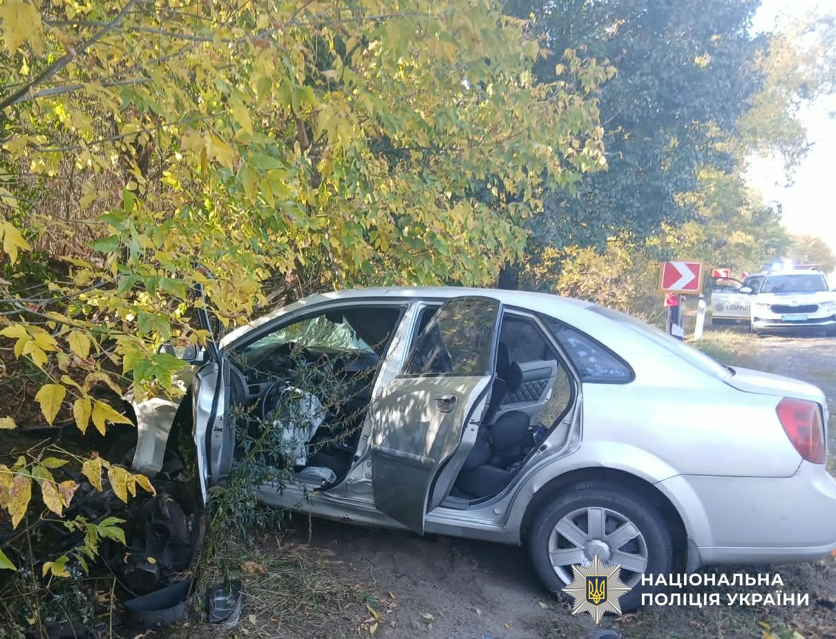 Пошкоджений автомобіль на місці ДТП