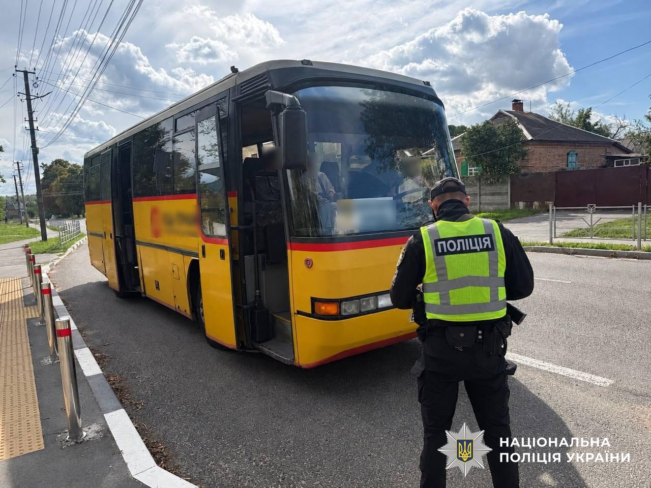Поліцейський здійснює перевірку
