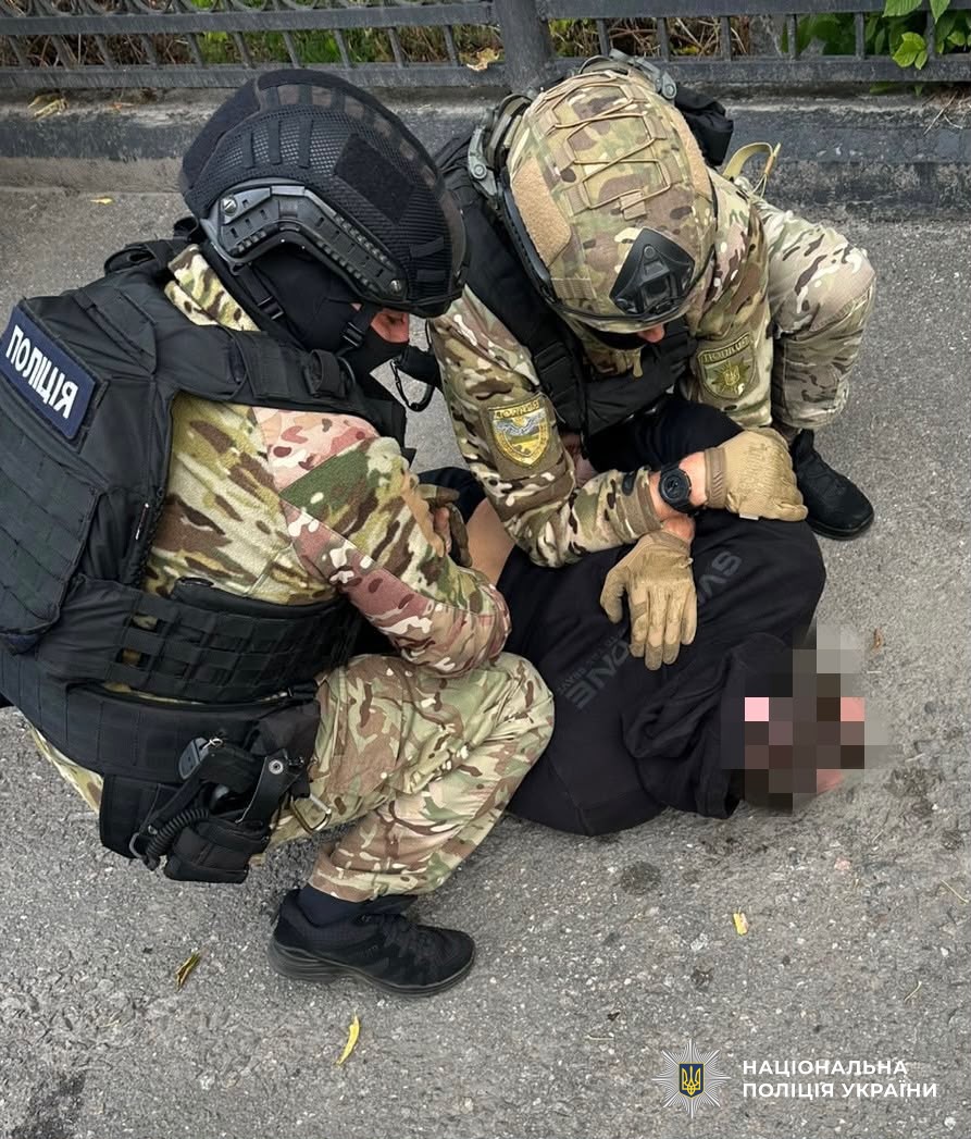 Поліцейські затримують правопорушника