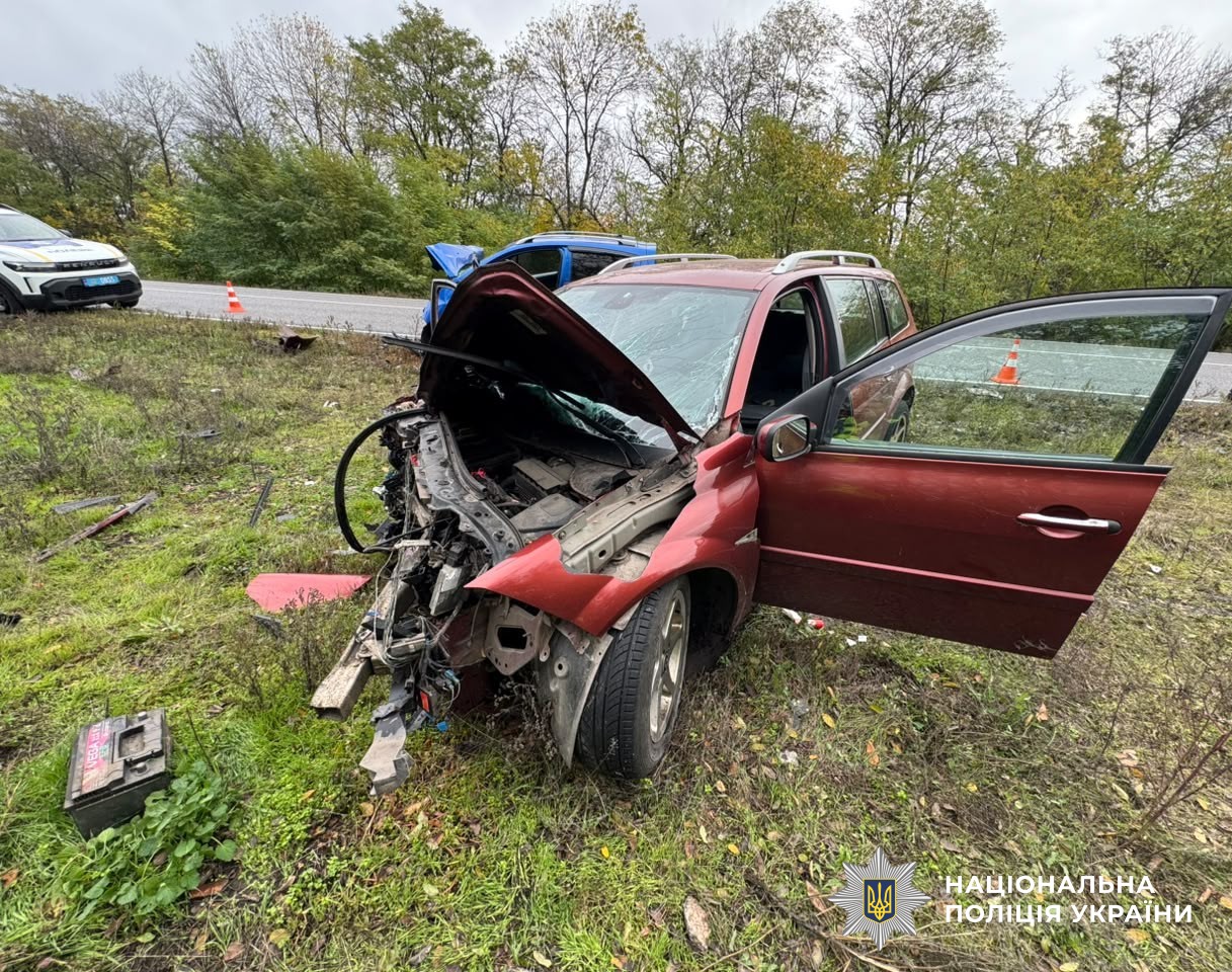 Пошкоджений автомобіль на місці ДТП
