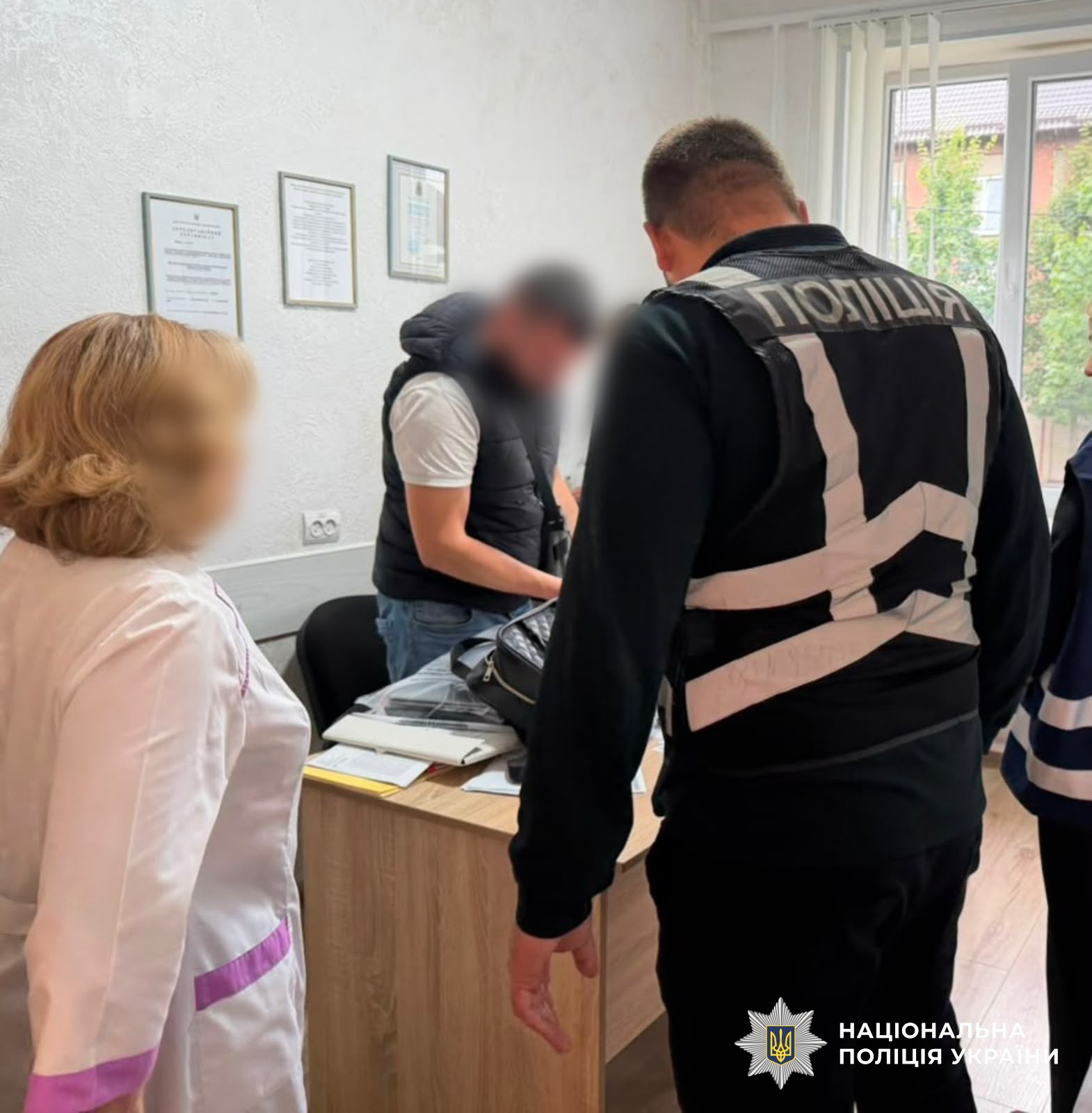 Правоохоронці проводять слідчі дії у службовому кабінеті голови ЛКК на Рахівщині