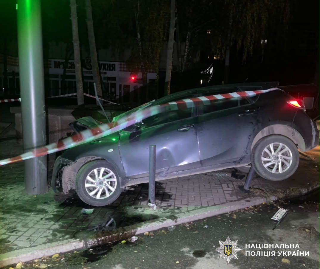 Пошкоджений автомобіль на місці ДТП